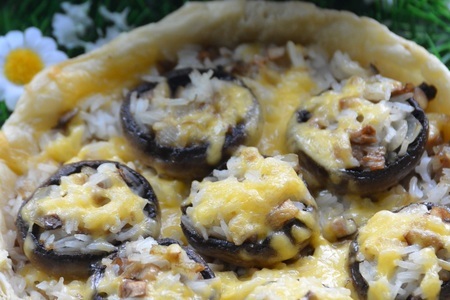 Фото к рецепту: Пирог с грибами и рисом "грибная полянка"