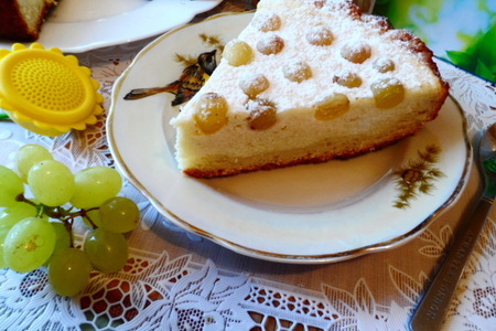 Фото к рецепту: Пирог с творогом и виноградом.