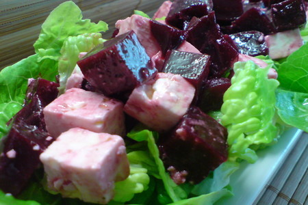 Фото к рецепту: Салат из печёной свёклы с брынзой
