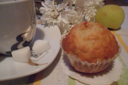 Фото к рецепту: Маффины с овсянкой и яблоками