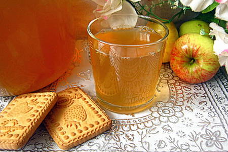Фото к рецепту: Яблочный сок без соковыжималки