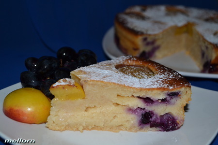 Фото к рецепту: Йогуртовый пирог с нектаринами и виноградом