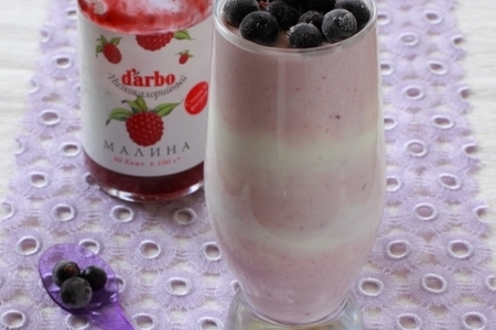 Фото к рецепту: Воздушный десерт из йогурта с малиновым конфитюром