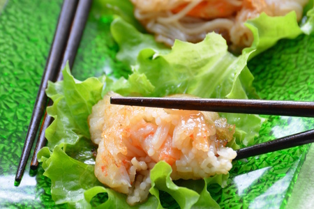 Фото к рецепту: Жареные креветки в рисовой лапше