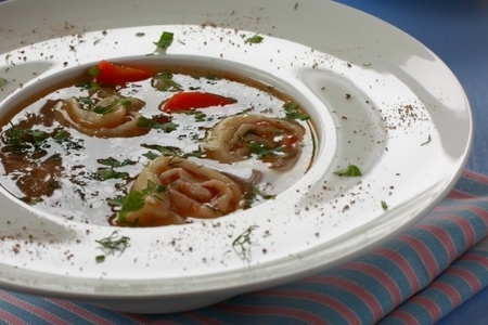Фото к рецепту: Сытный суп с луковыми рулетами. тест-драйв