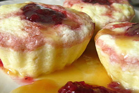 Фото к рецепту: Паровое творожное суфле с вишневым конфитюром darbo
