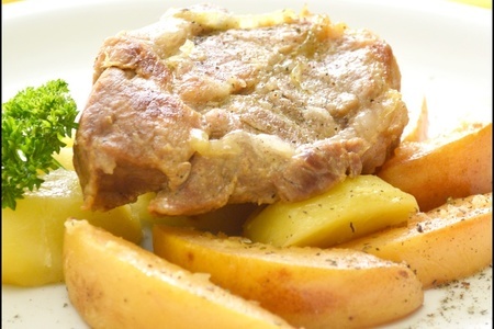 Фото к рецепту: Свинина с айвой и картофелем тест-драйв.