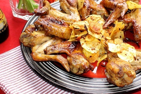 Фото к рецепту: Куриные крылышки  по – шанхайски и острая картошка 