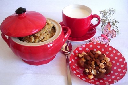 Фото к рецепту: Каша из киноа с орехами, медом и сливками