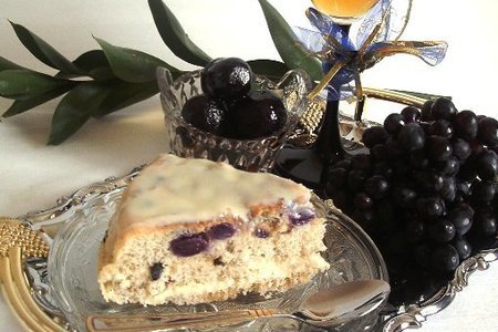 Фото к рецепту: Пирог бисквитный ореховый с виноградом и белым шоколадом. тест-драйв. и-по поводу!!!