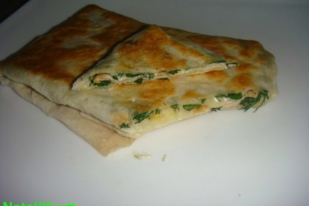 Фото к рецепту: Конвертик из лаваша с сыром и зеленью