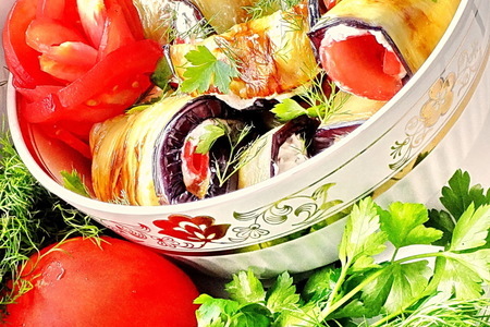 Фото к рецепту: Рулеты из баклажан с брынзой, зеленью, чесноком и помидорами или  "языки из синеньких" по-одесски