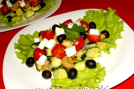 Фото к рецепту: Легкий салат с овощами, шампиньонами и фетой