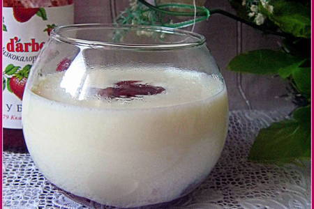 Фото к рецепту: Молочный кисель с клубничным конфитюром "darbo"