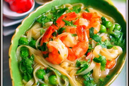 Фото к рецепту: Густой суп с креветками, яичной лапшой и зелёным горошком