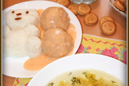 Фото к рецепту: Суп из кабачка, куриные шарики с соусом, кисель молочный (идеальный обед для малыша за 60 минут)