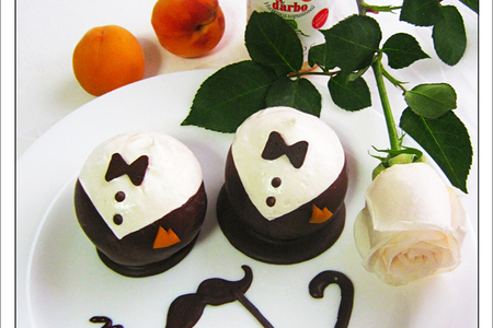 Фото к рецепту: Легкий десерт в шоколадных чашечках  "лорд абрикос" (с низкокалорийным конфитюром darbo)