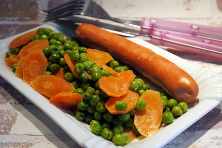 Фото к рецепту: Легкий гарнир из моркови с зеленым горошком