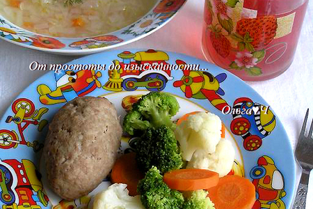 Фото к рецепту: Щи с яблоками, зразы и овощи на пару, вишневый морс - идеальный обед для малыша за 60 мин