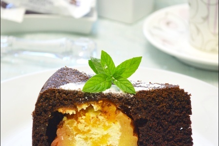 Фото к рецепту: Шоколадный пирог с яблоками. тест-драйв.