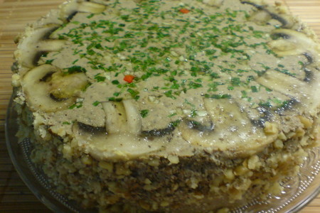 Торт-паштет из телячьей печени с шампиньонами и грецкими орехами.