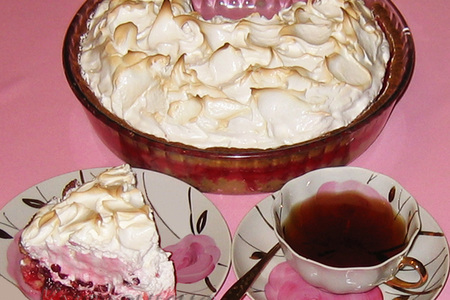 Фото к рецепту: Пирог с брусникой и меренгой