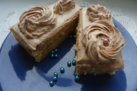 Фото к рецепту: Бисквитное пирожное со сметанно-шоколадным кремом