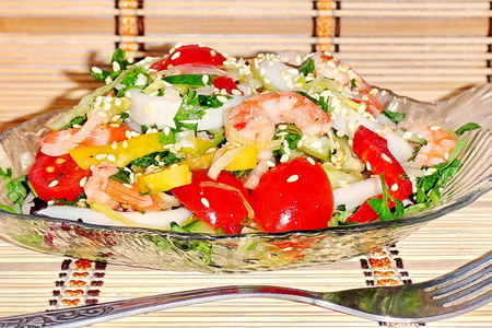 Фото к рецепту: Салат с креветками и кальмарами от сержа марковича