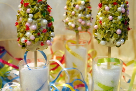 Фото к рецепту: Cake-pops или пирожные-крошки на ножке „рождественская елочка“