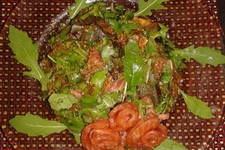 Фото к рецепту: Салат из листовой зелени с семгой холодного копчения