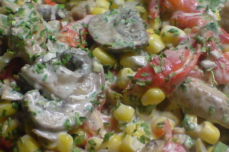 Фото к рецепту: Салат из куриной грудки с грибами