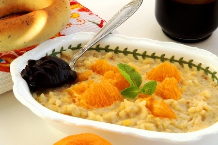 Фото к рецепту: Рисовая каша на топленом молоке с мандаринами « идеальное утро» (тест –драйв)