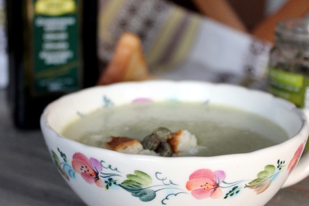 Фото к рецепту: Суп из лука-порея и каперсов