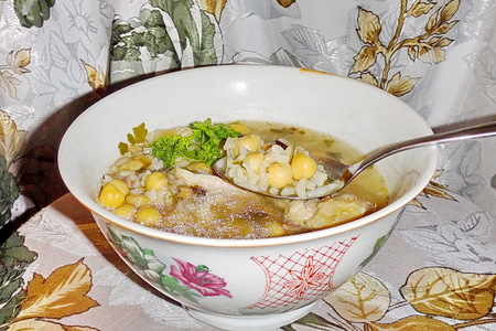 Фото к рецепту: Суп из бараньего гороха с курицей / shourabit djaj mah hommous