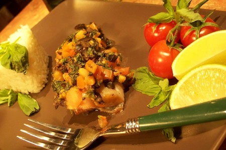 Фото к рецепту: Морской окунь,запеченный с теплой томатно-оливковой сальсой
