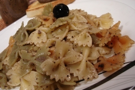 Фото к рецепту: Паштет из маслин и фарфалле с  паштетом..