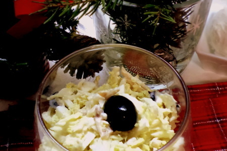 Фото к рецепту: Легкий новогодний салат с кальмарами и маслинами!