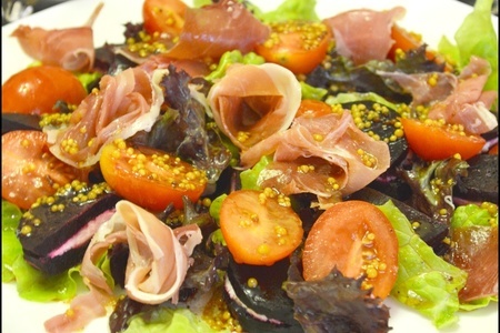 Фото к рецепту: Салат со свеклой, сливочным сыром и хамоном.