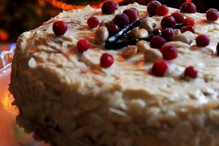Фото к рецепту: Рождественский торт с орехами и клюквенным желе