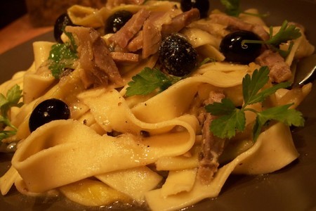 Фото к рецепту: Домашние тальятелле  с маслинами, спаржевой фасолью и вяленым свиным окороком