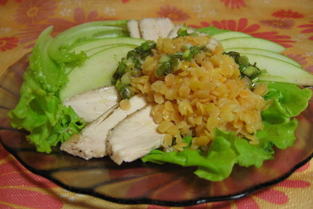 Фото к рецепту: Салат из чечевицы с курицей