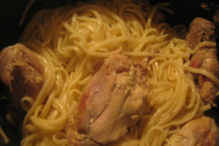 Курица в сметанном соусе со спагетти