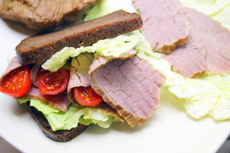 Фото к рецепту: Сэндвич с копчёной говядиной. коптим дома.