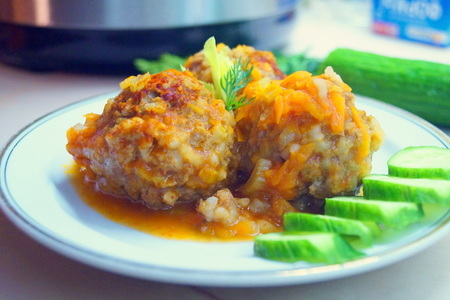 Фото к рецепту: Тефтели с рисом и овощным соусом. 