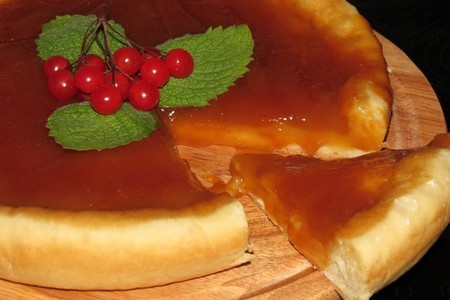 Фото к рецепту: Деревенский пирог с повидлом из калины (тест-драйв)
