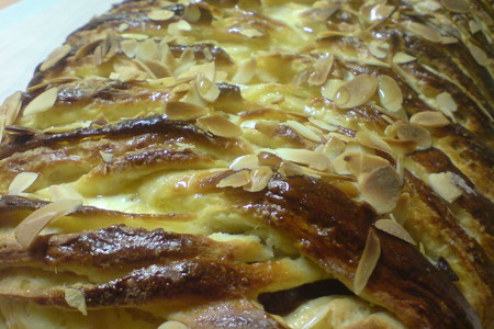 Фото к рецепту: Датский плетёный пирог с вишнями,творогом и шоколадом