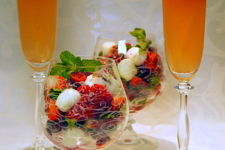 Фото к рецепту: Салат с клубникой, клюквой и моцареллой „капрезе-фантазия“ для аллочки allenka 