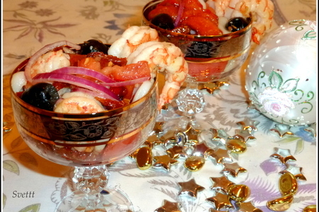 Фото к рецепту: Салат "прощальноновогодний" с овощами, кальмарами и креветками