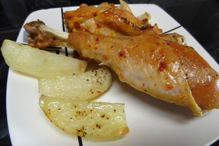 Фото к рецепту: Индейка с аджикой и картофелем