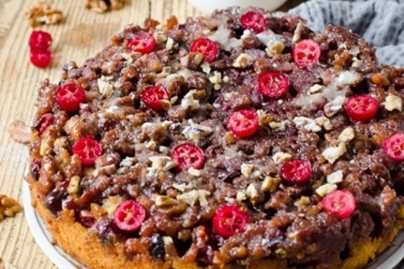 Фото к рецепту: Пирог с клюквой и грецкими орехами 